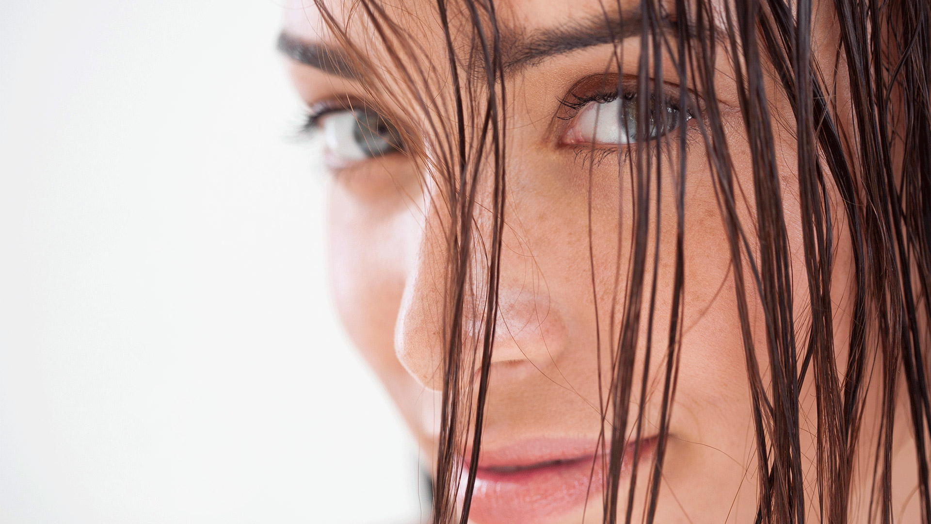 Cómo deshacerse de la caspa y de las escamas en el cuero cabelludo? |  BIODERMA