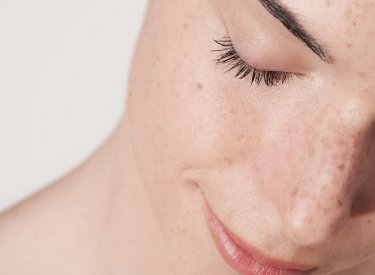 Bioderma - piel de la cara de una mujer